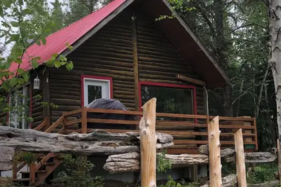 Image de Chalet de bois rond chic et rustique à proximité de la ferme en pleine nature.