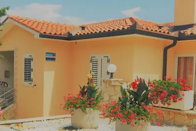 Niki mit Meerblick by Interhome