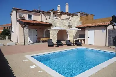 Image de mit Pool, Terrasse und Parkplatz by Interhome