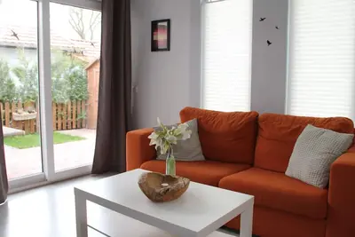 Image de Schönes Ferienhaus in Wervershoof mit Garten, Grill und Terrasse by Interhome