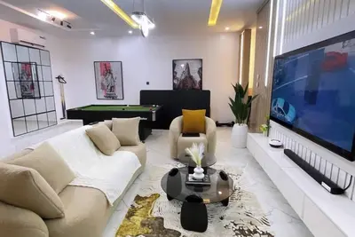 Image de BrainStone Apartment, Stylish 2-Bedroom Shortlet with Pool & Gym in Lekki Ajah