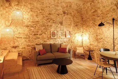 Image de Fully Equipped One-Bedroom Apartment with original stone walls.