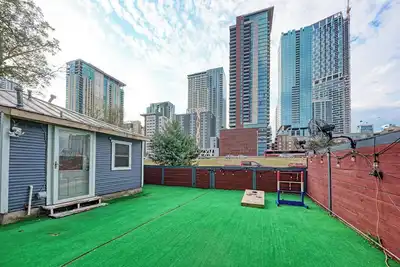 Image de Downtown bbq bars tacos country dance walk trails