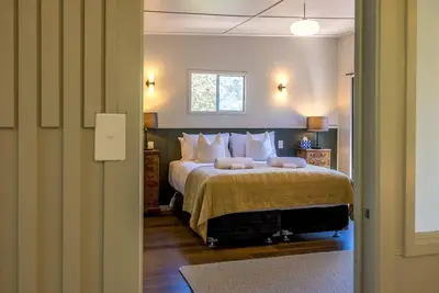 Image de Moana Beach House - Moana Beach House is a recently renovated two bedroom, two bathroom beach house set directly on the sand at Onetangi Beach. With a flat lawn leading straight onto the beach, it offers rare walk on beachfront access. The house feat