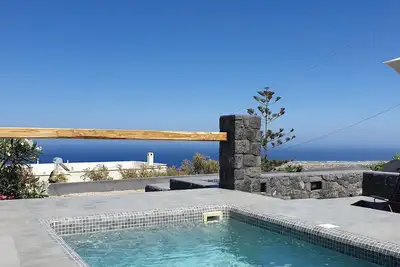 Image de Maya luxury house & suite with two outdoor warm tubs at Imerovigli-Santorini