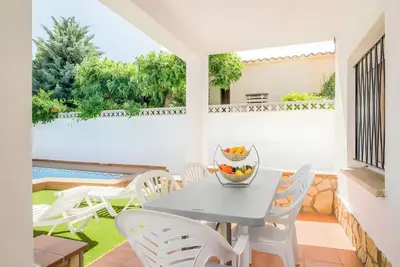 Image de Maison de vacances « L'Escala Passatge Terri » avec piscine privée, Wi-Fi et climatisation