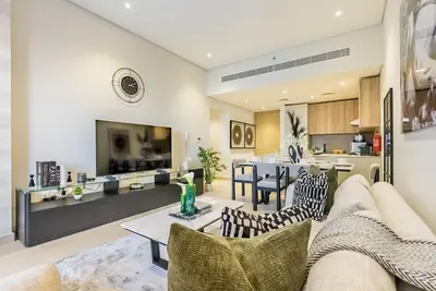 Image de Balcony-Facing Pool 2br w/ Asst Room, Minutes Walk to Park and Miracle Garden