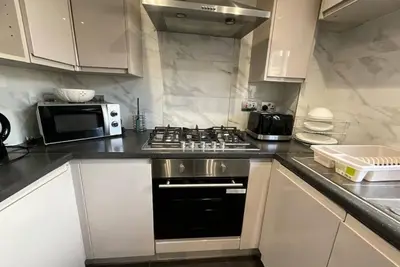 Image de Your dream family home centrally located to train station and Luton Airport.