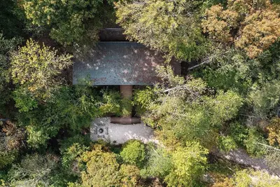 Image de Cozy 2-bedroom cabin in Rrg - Hottub- Firepit - Covered Patio - Outdoor Seating