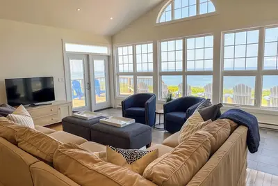 Image de Oceanfront steps to beach, great views and two sleeping wings, Ac 4 br