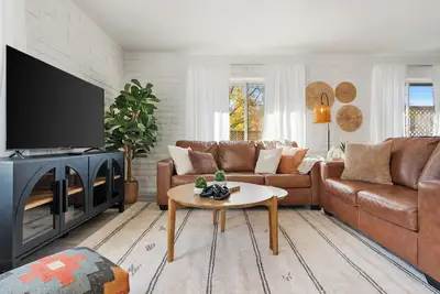 Image de Location! Walkable Uptown Retreat Hot Tub, Fire Pit & Games!