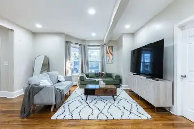 Image de Cozy, Spacious Home Near Downtown Boston
