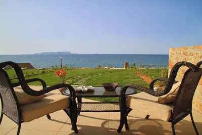 Villa Mary • 3br • Beachfront • Sea Views