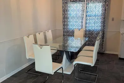 Image de Large roomy 4-bedroom house near Aksarben Shopping Center