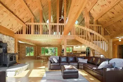 Image de Lakefront Log Home on Huge Lake in Private Cove