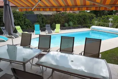 Image de Landaise idéale pour 1 à 2 familles (4 /8 personnes), au calme, grande piscine.