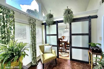 Image de Culture meets Cozy 2-bedroom house in marvelous Stockbridge with sunroom!