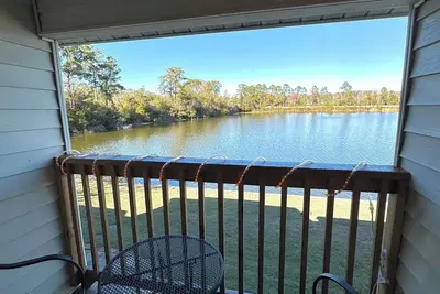 Image de Waterfront 2br Condo w/ Balcony • Gated • Fast Wi-Fi • Near Downtown