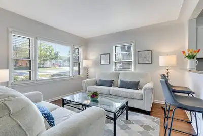 Image de Spacious modern & central 3 bed/2 bath • Renovated • Garage • W/D • Pet-Friendly