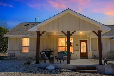 Image de Charming Hill Country Casita + Patio