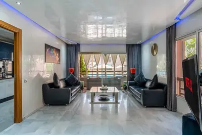 Image de Oasis de tranquillité : jardin, piscine et montagnes de l'Atlas