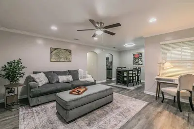 Image de Central 3Bed2B at At&T/Cowboy Stadium | Texas Live