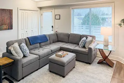 Image de Charming 2br/2ba Condo 1 Mile from Lake Michigan, with shared pool