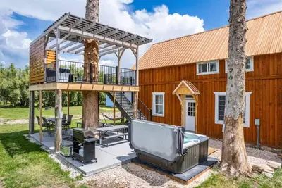 Image de Amore Del Lago | Pet Friendly, Hot Tub, Fire Pit, Games, Sleeps 24!