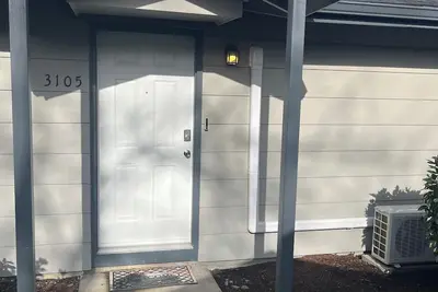 Image de Business professionals haven near downtown Salem