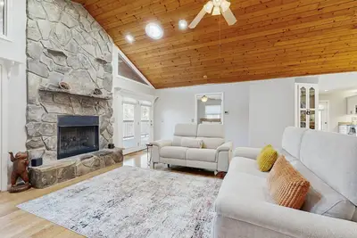 Image de Franklin getaway with front porch, grill, fire pit & arcade game!