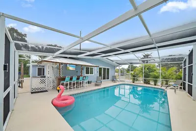 Image de Pool+Tiki Bar+Mini Golf+Game Room near Img, beaches