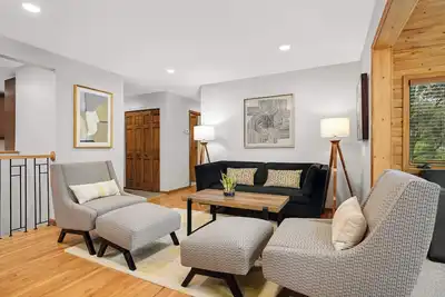 Image de Parkside Retreat Modern & Central 4br/2ba • Renovated • Pet-Friendly Fenced Yard