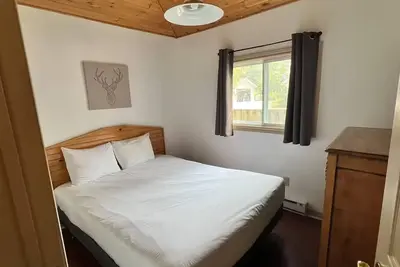 Image de Cozy Two-Bedroom Cabin - 25 min to Blue Mountain, 3 min Walk to Beach