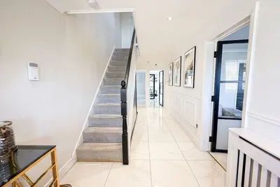 Image de Lux home with pool and cinema room