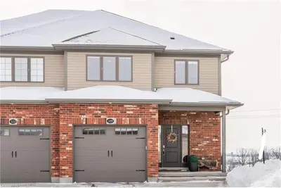 Image de Beautiful cozy home with the best view of town of Wellesley