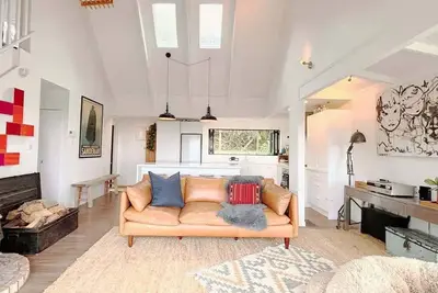 Image de Sunset & Sea Views - Renovated Family Retreat