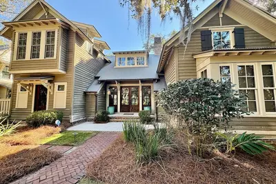 Image de Pet Friendly, Private Courtyard, Walk to Wilson Village