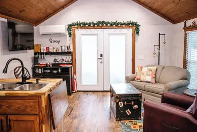 Image de Scrooge:  Cozy tiny cabin on Christmas Tree Farm in South Georgia.