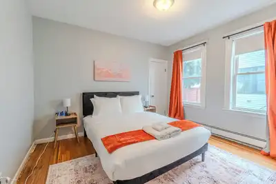 Image de Snug 3bd/2ba - Walk to Tufts/Train Station-Private Parking/15 Min to Boston