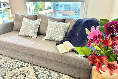 Image de Private Entire Guest Suite, 1 min to bus stops to Downtown and many attractions.