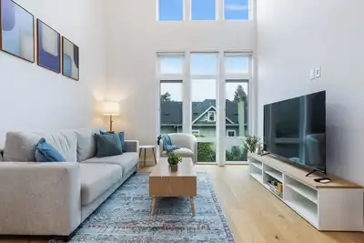 Image de Perch - Walk Score 97 | Guaranteed Parking + Easy Transit