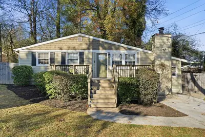 Image de Cozy Home in Chamblee with Ev Charger & Fire Pit - Walk to Wholefoods, Marta