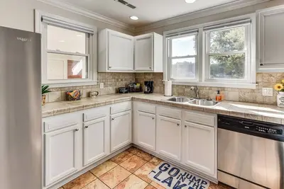 Image de Lakeside Cedar Pines Bungalow 5 Mi to Main St!