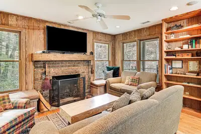 Image de Relax Creekside: Forest-View Gem in Marietta!