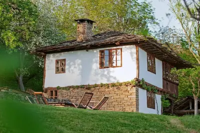 Image de Authentisches Haus mit Bergblick - Karashka by Interhome