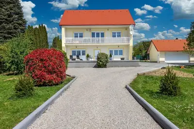 Image de auf großem Gartengrundstück by Interhome