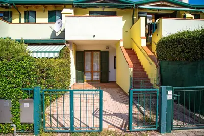 Image de Appartement familial avec deux cours privées