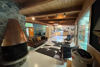 Image de Serene Lakeside - King Bed - 4 Br - Family & Pets