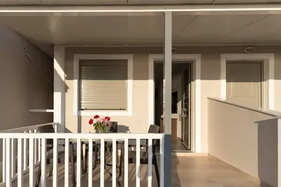 Image de Beach House Apartment By The Sea 3 – Vue Mer, Wi-Fi & Climatisation