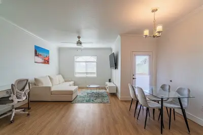 Image de Sunny 2br/2ba Retreat - Pool + Gym + Parking